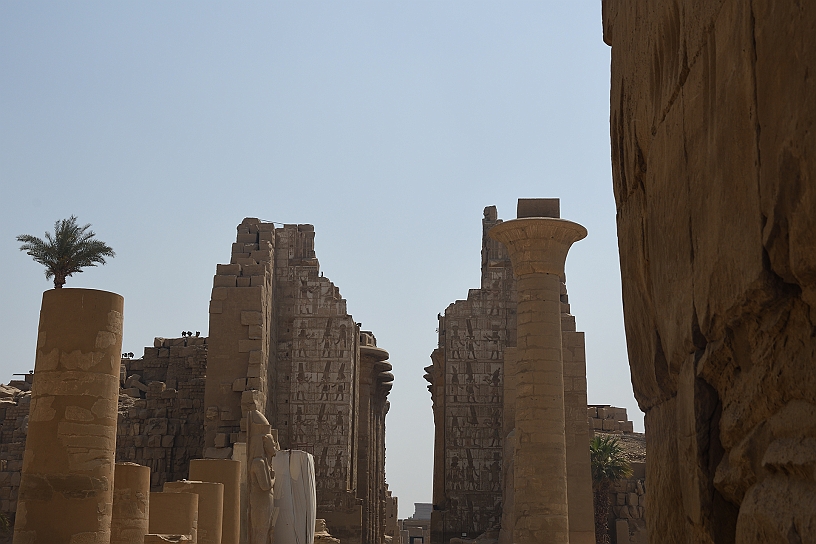 10 MAK_6095.jpg - Si incontra il Gran Cortile che era il punto massimo cui potevano accedere i fedeli, il resto del tempio era riservato esclusivamente ai sacerdoti.